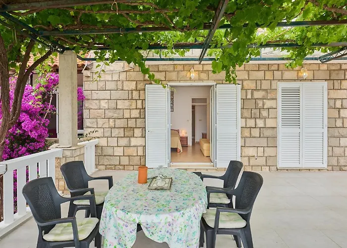 1 Bedroom In Apartment *